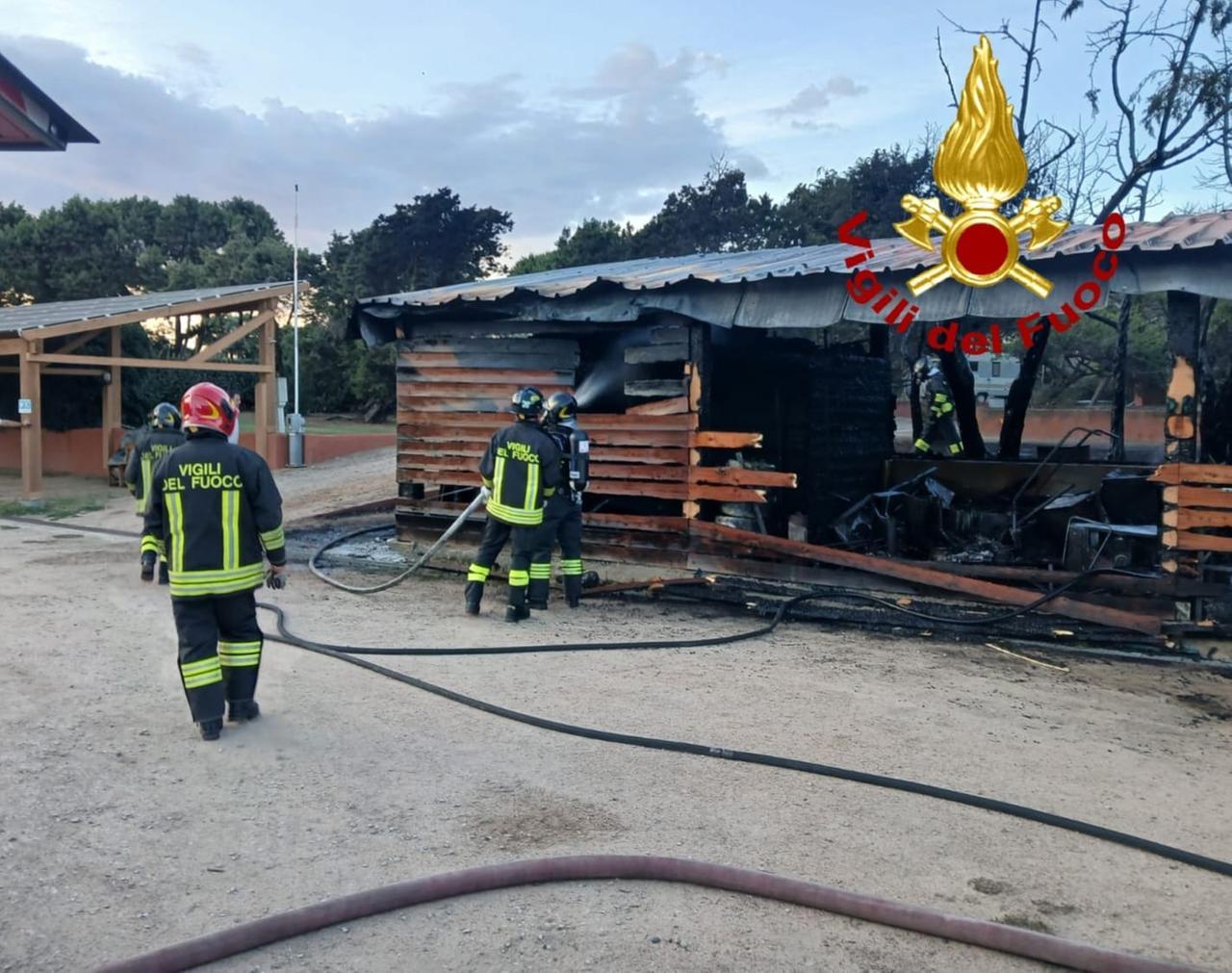Valledoria, paura in un campeggio: a fuoco il magazzino