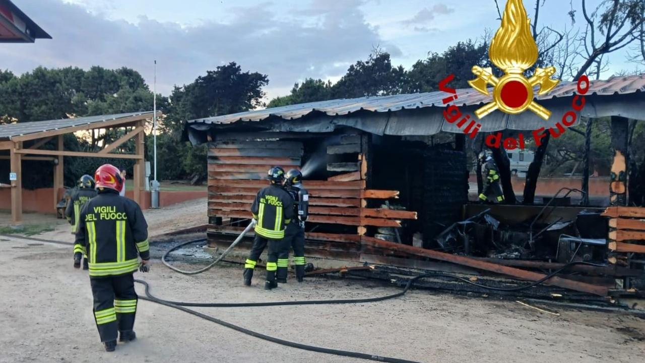 Valledoria, paura in un campeggio: a fuoco il magazzino