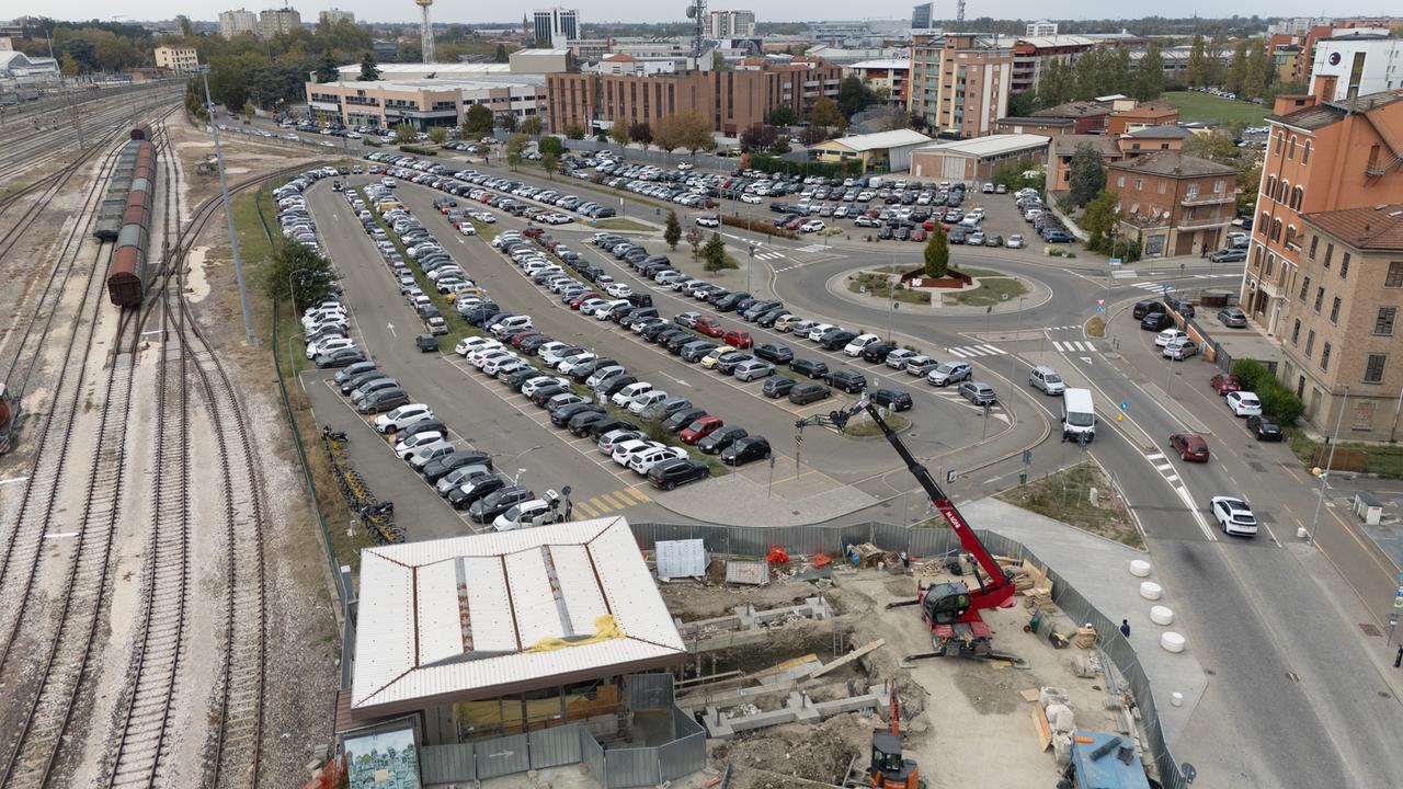Parcheggi a pagamento dietro la stazione. «Così garantiamo più posti per i pendolari»