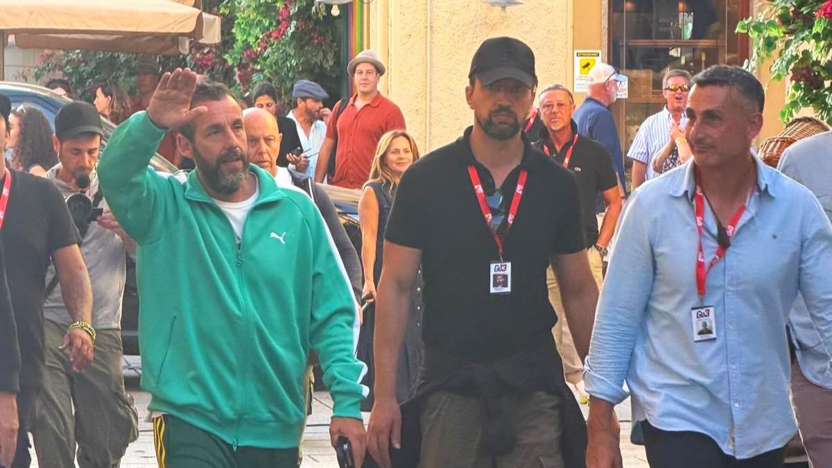 Adam Sandler, Salma Hayek e 200 comparse: Hollywood sbarca nel cuore di Olbia