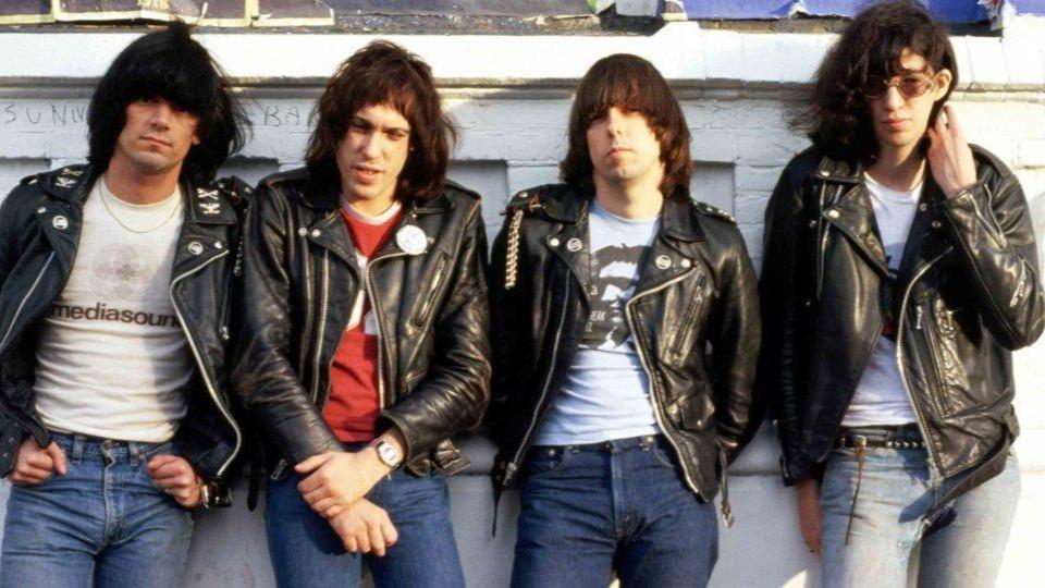 I punk olbiesi e il mito dei Ramones: ricordi, aneddoti e vinili allo Spazio Holo