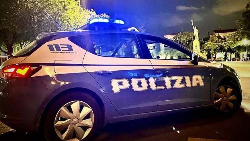 Sul posto, al supermercato di via Senese, è intervenuta la polizia