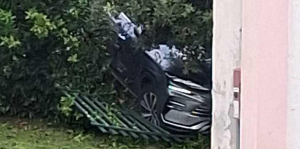 
	L&rsquo;auto e il cancello abbattuto

