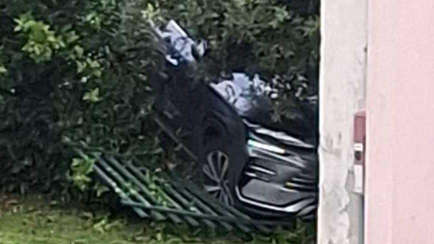 L’auto e il cancello abbattuto