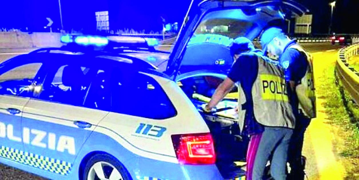 Ferrara, fugge all’alt della Polstrada e poi scappa nei campi