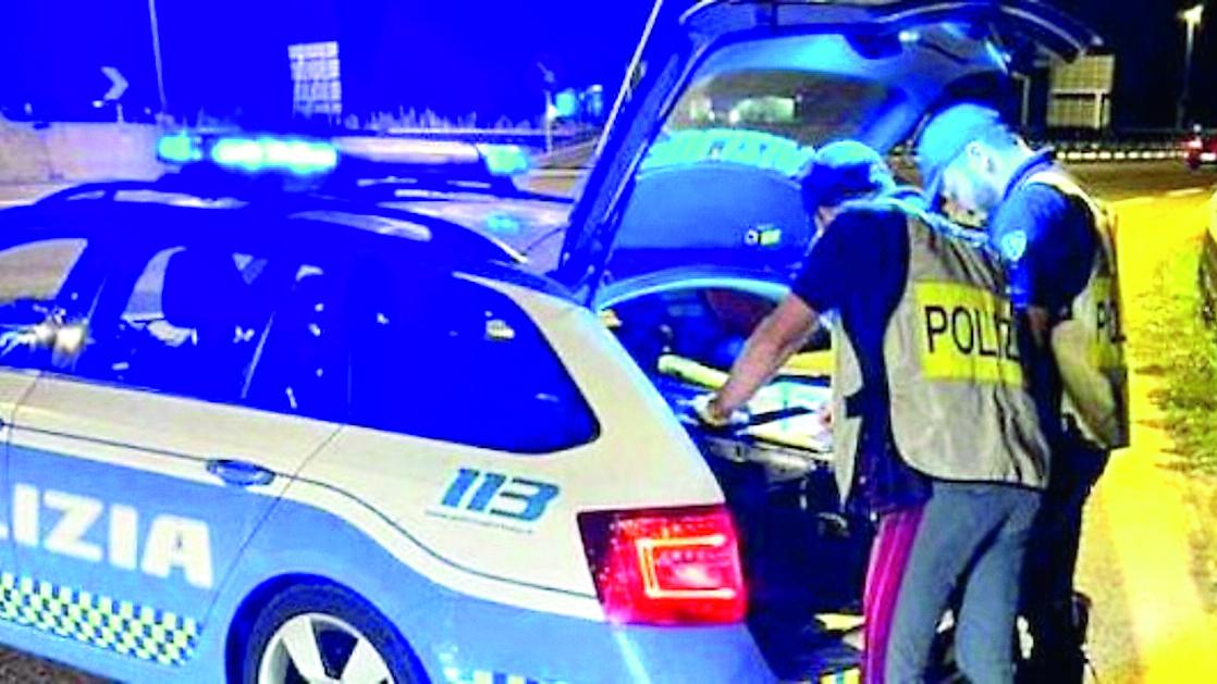 Ferrara, fugge all’alt della Polstrada e poi scappa nei campi
