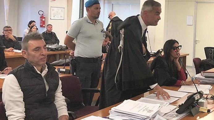 L'imputato Davide Iannelli (primo a sinistra)