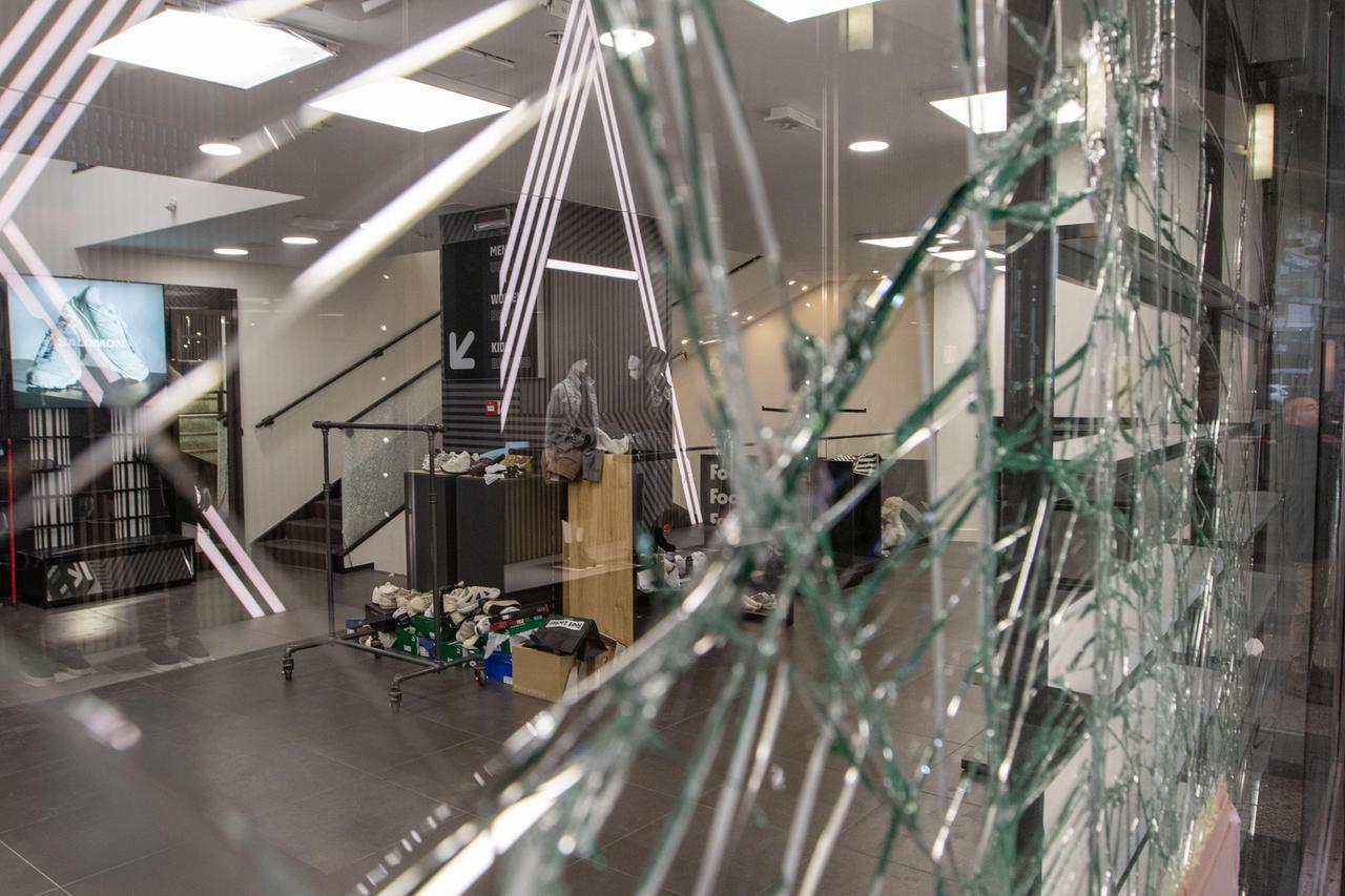 Al vaglio del Governo il fermo preventivo a 24 ore. La condanna di Mattarella: «Violenza inaccettabile»