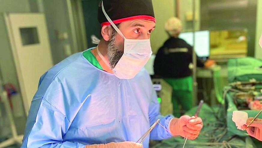«In 20 anni ho visto casi molto complessi ma mai la leva del freno in una schiena»: il chirurgo sardo racconta l’incredibile intervento su un 13enne