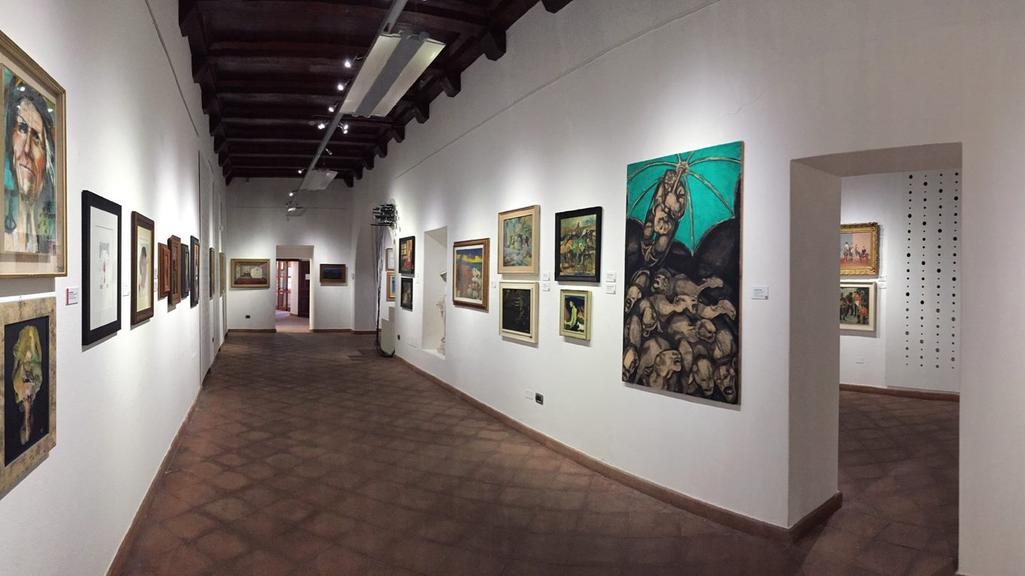 ORISTANO Un allestimento alla pinacoteca Carlo Contini; in alto una foto della mostra Novecento ospitata qualche anno fa