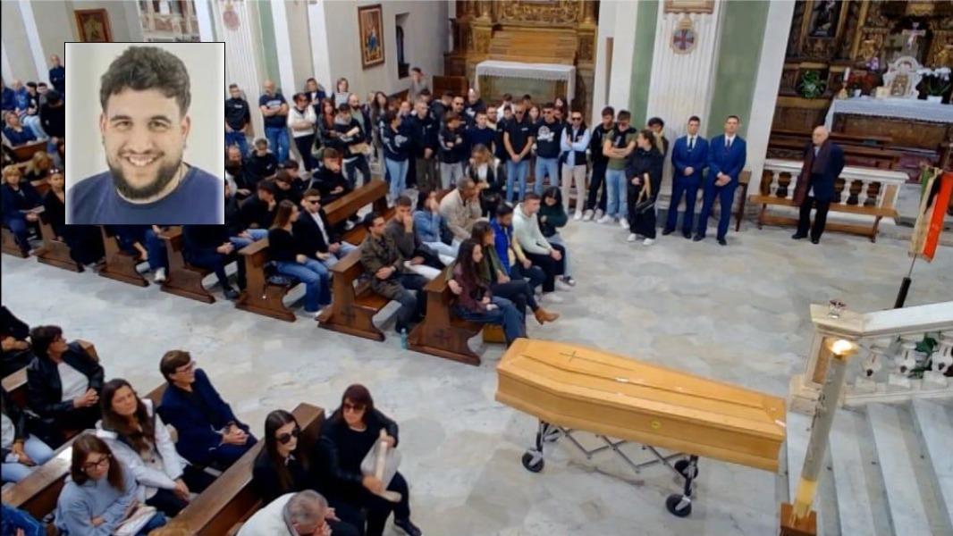 Tempio, Mario Manconi morto a 22 anni: in centinaia in chiesa per l’ultimo saluto