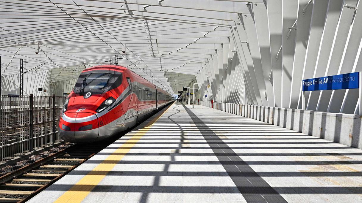 Persona investita sulla linea Alta Velocità Milano-Bologna, ritardi fino a 90 minuti e treni deviati