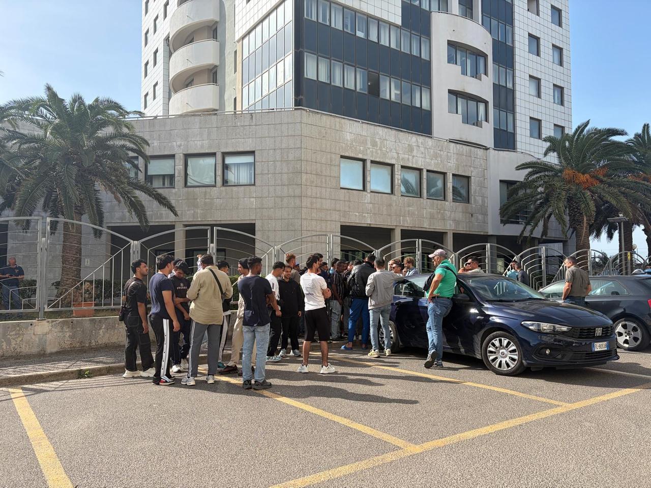 Nel Centro di accoglienza mancano acqua e luce: la protesta dei migranti arriva davanti alla Prefettura di Oristano – VIDEO