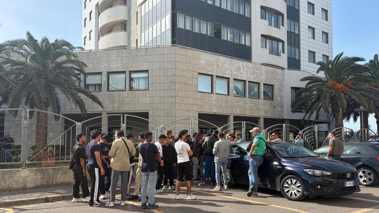 Nel Centro di accoglienza mancano acqua e luce: la protesta dei migranti arriva davanti alla Prefettura di Oristano – VIDEO
