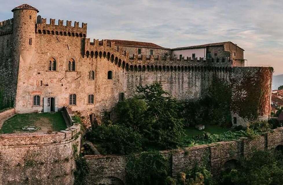 
	Una veduta esterna del castello Malaspina di Fosdinovo

