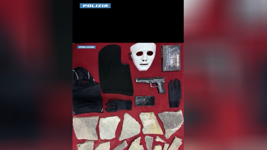 «Occupate la scuola e devastate i supermercati», bloccata dalla polizia la chat che arruola i giovani: denunciati due minorenni