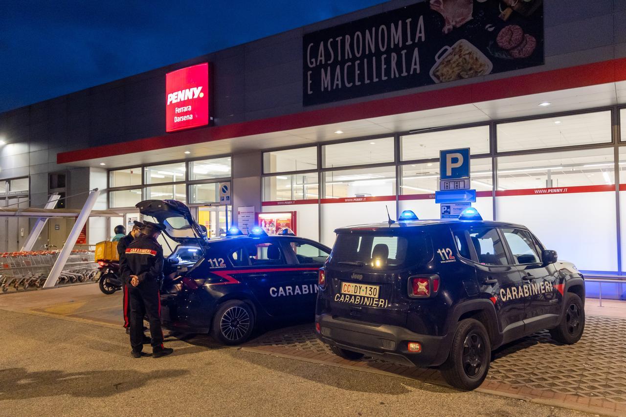 Coppia di Ferrara aggredita al supermercato