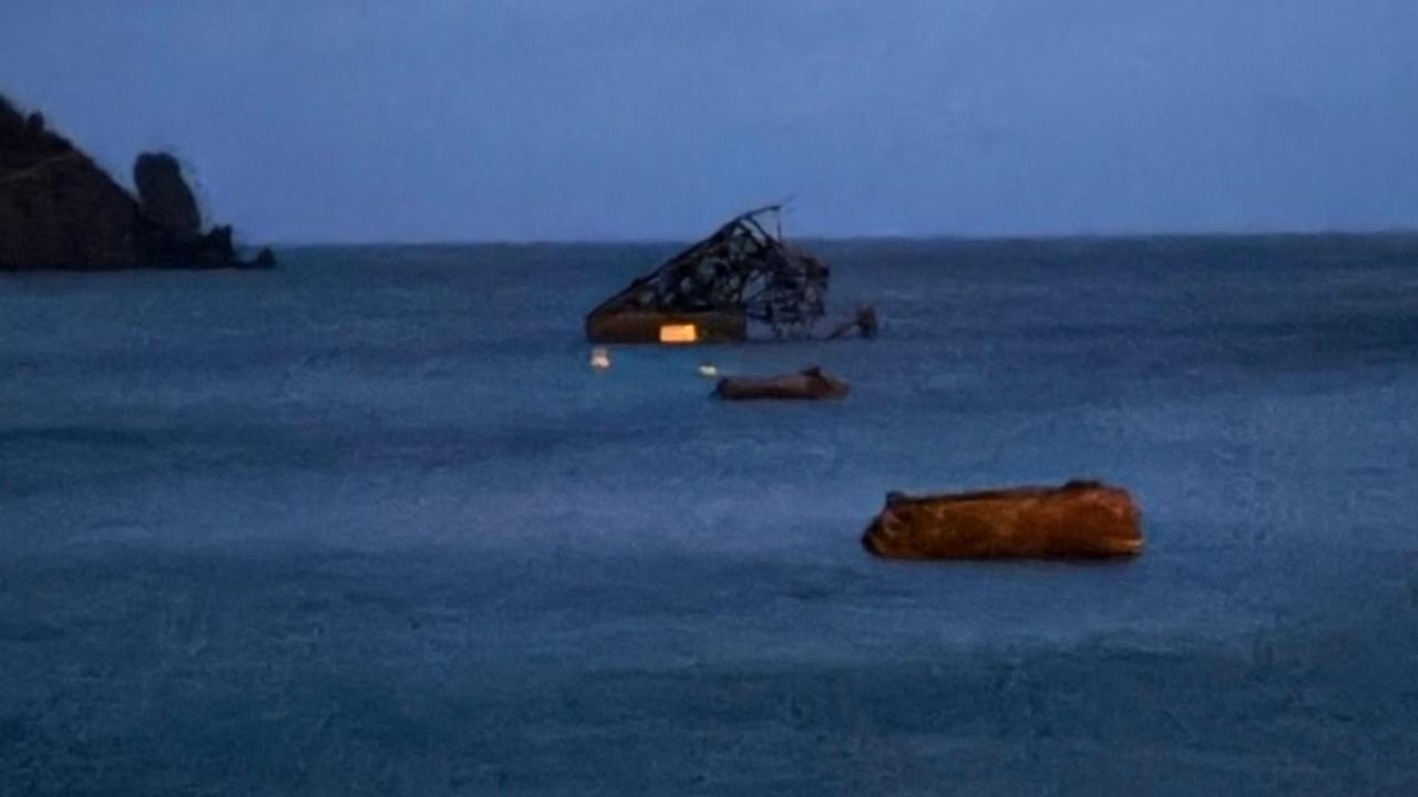 Il traliccio crollato in mare 