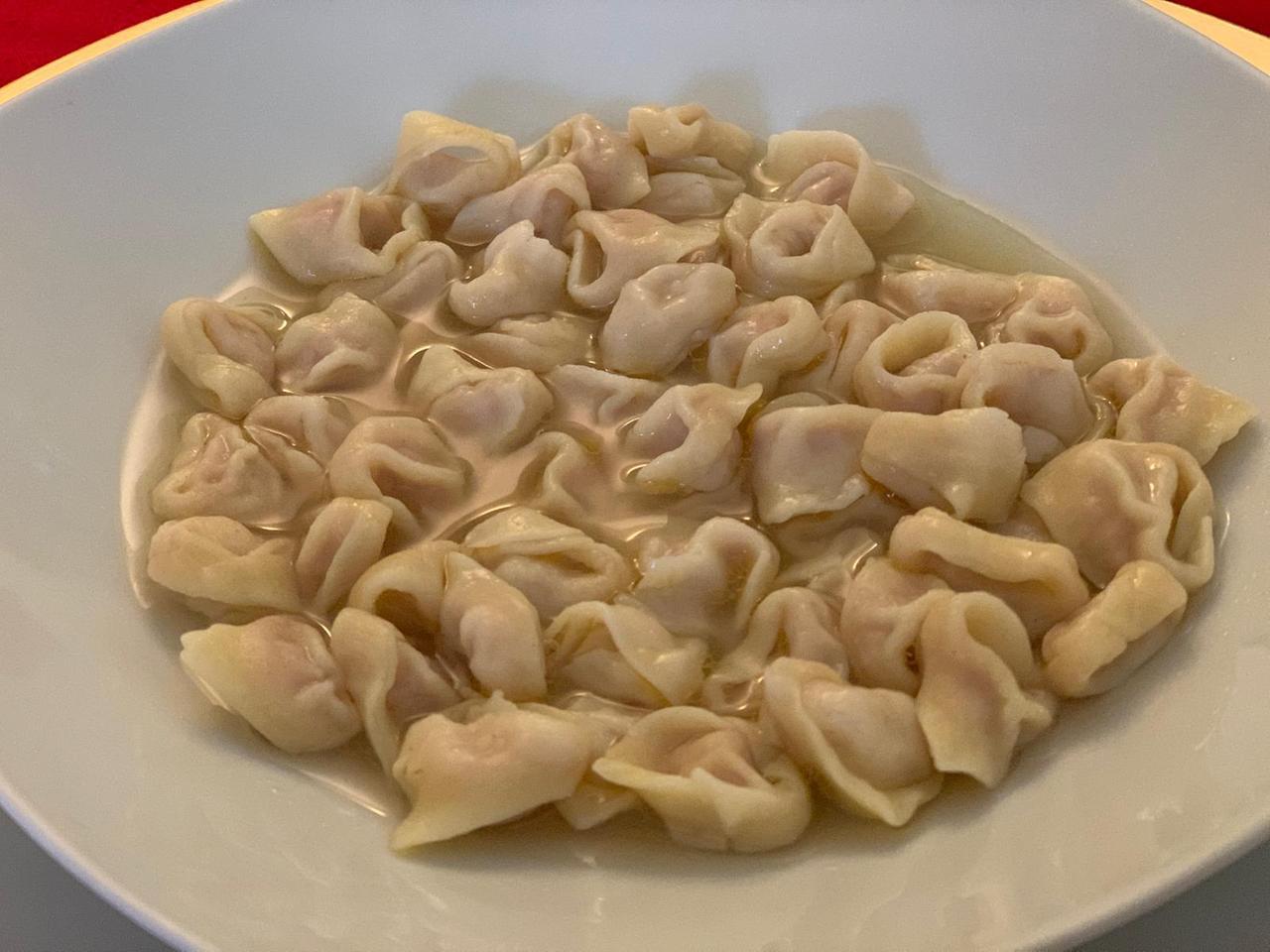 Il tortellino ha il suo brodo ufficiale. Ma sul mezzo pomodoro l’Emilia si divide