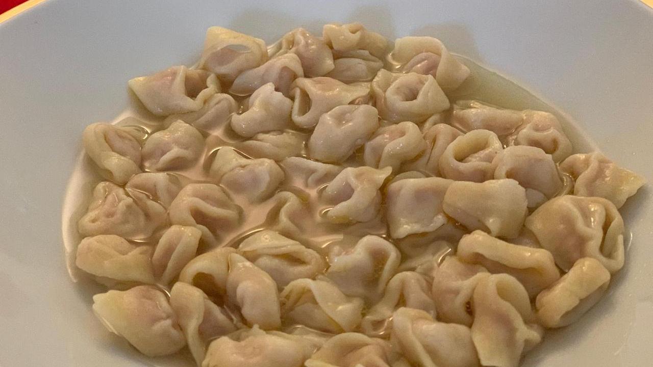 Il tortellino ha il suo brodo ufficiale. Ma sul mezzo pomodoro l’Emilia si divide