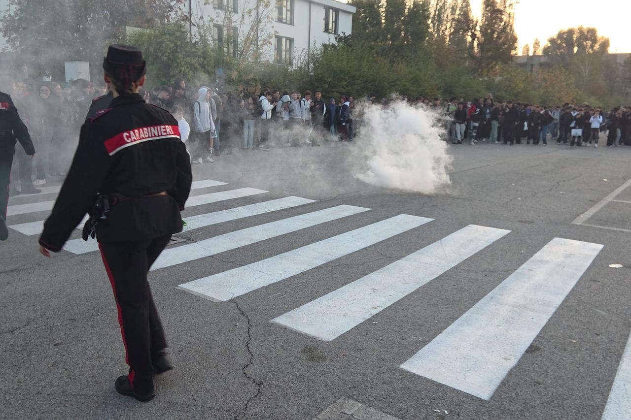 Scuole in allarme a Cento: una giornata tra chat, petardi e vigilanza