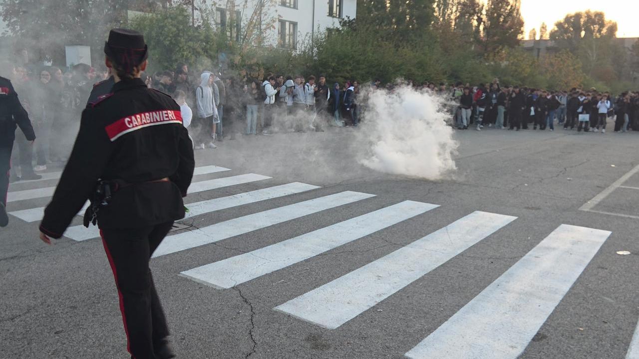 Scuole in allarme a Cento: una giornata tra chat, petardi e vigilanza