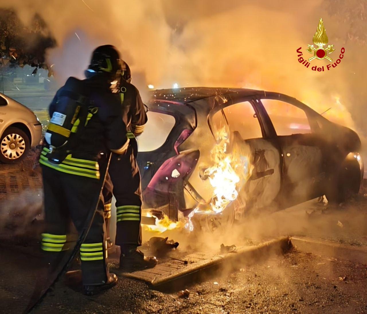 Ennesima auto andata a fuoco a Cadelbosco Sopra: sospetto incendio doloso in via Carducci