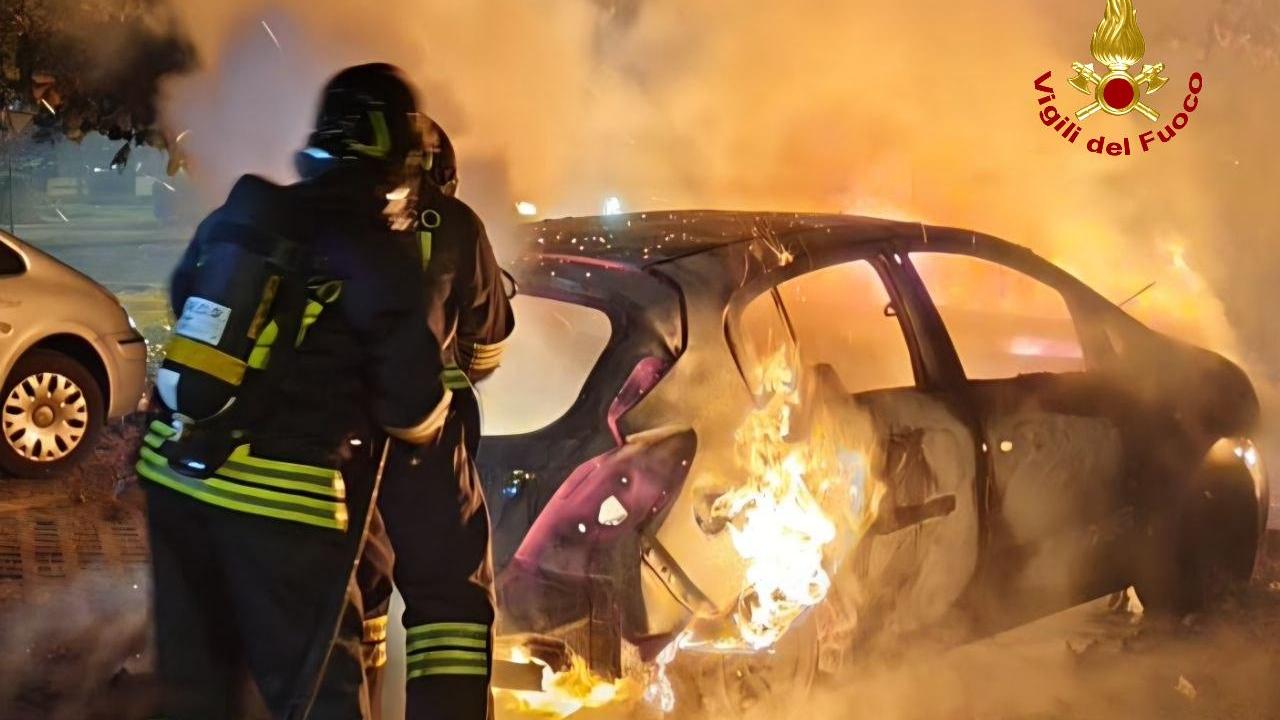 Ennesima auto andata a fuoco a Cadelbosco Sopra: sospetto incendio doloso