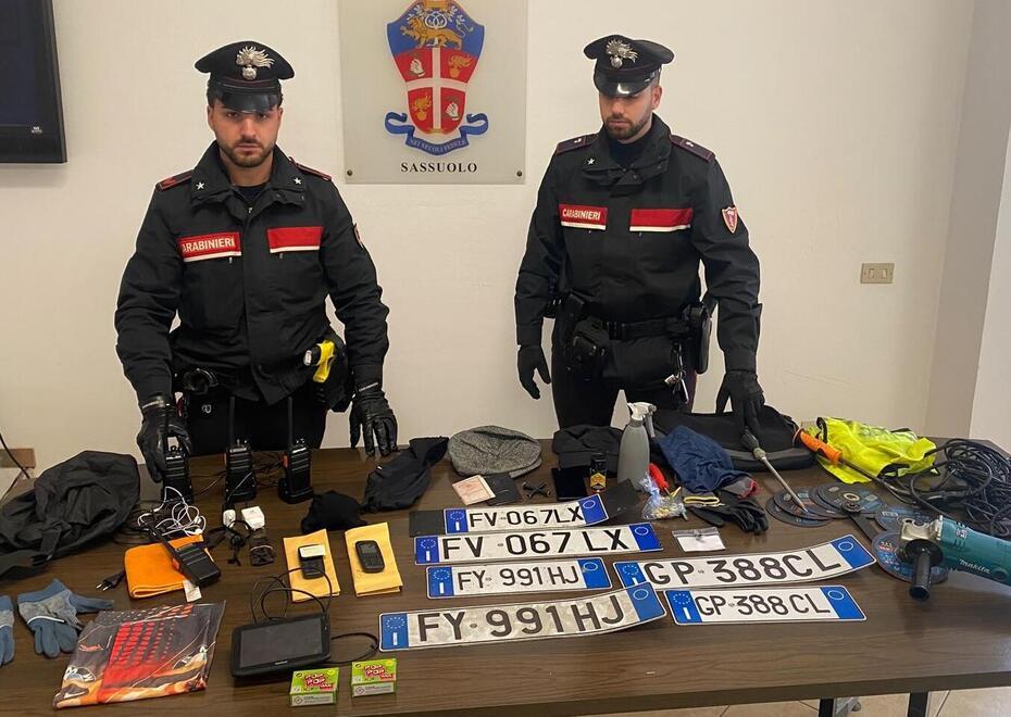 Targhe false, radio e travestimenti. Tre uomini denunciati a Casinalbo