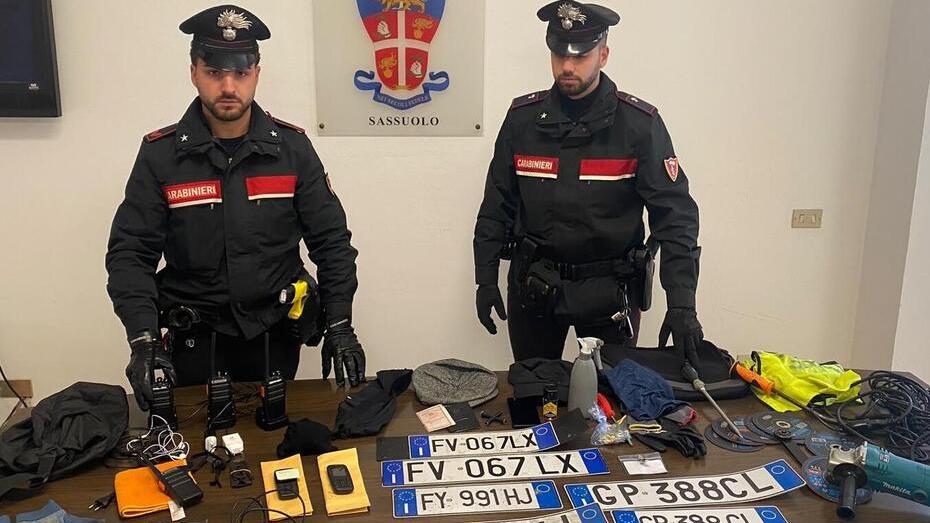 Targhe false, radio e travestimenti. Tre uomini denunciati a Casinalbo