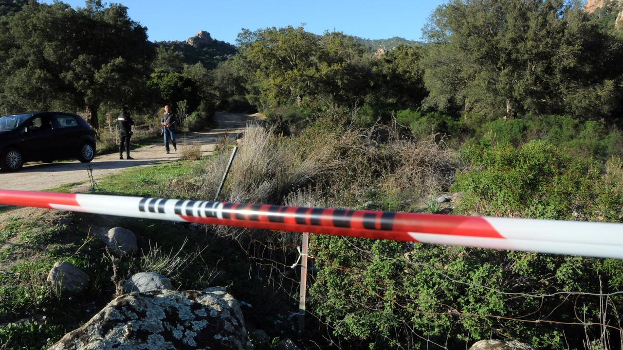 I carabinieri sono fuori dalla sua casa, lui taglia il braccialetto elettronico e scappa: c’è un secondo latitante in Sardegna – Che cosa è successo