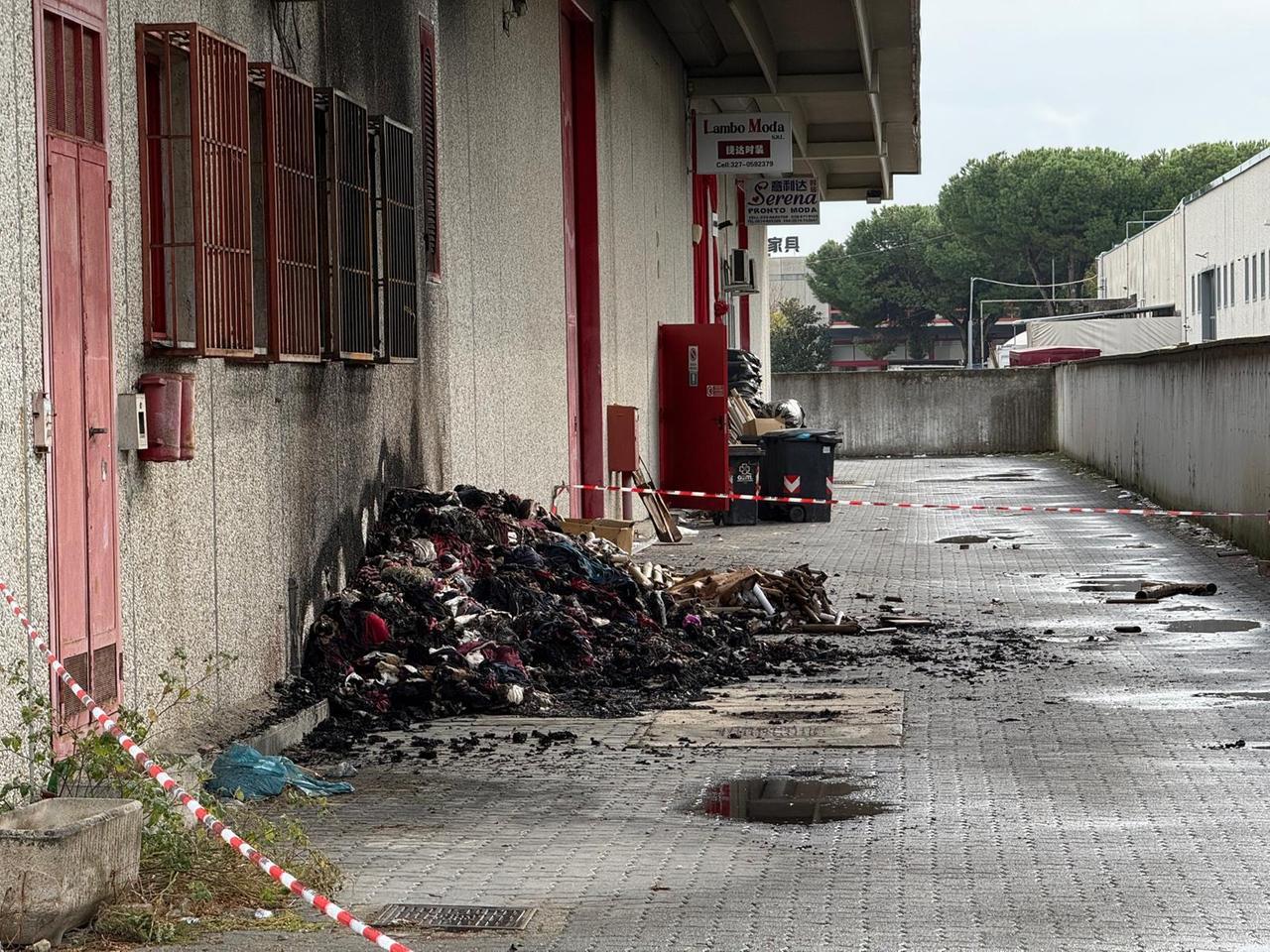 
	La merce bruciata del pronto moda cinese di via dei Fossi (foto Nucci)

