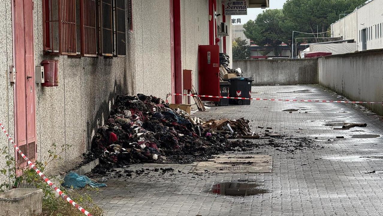 La merce bruciata del pronto moda cinese di via dei Fossi (foto Nucci)