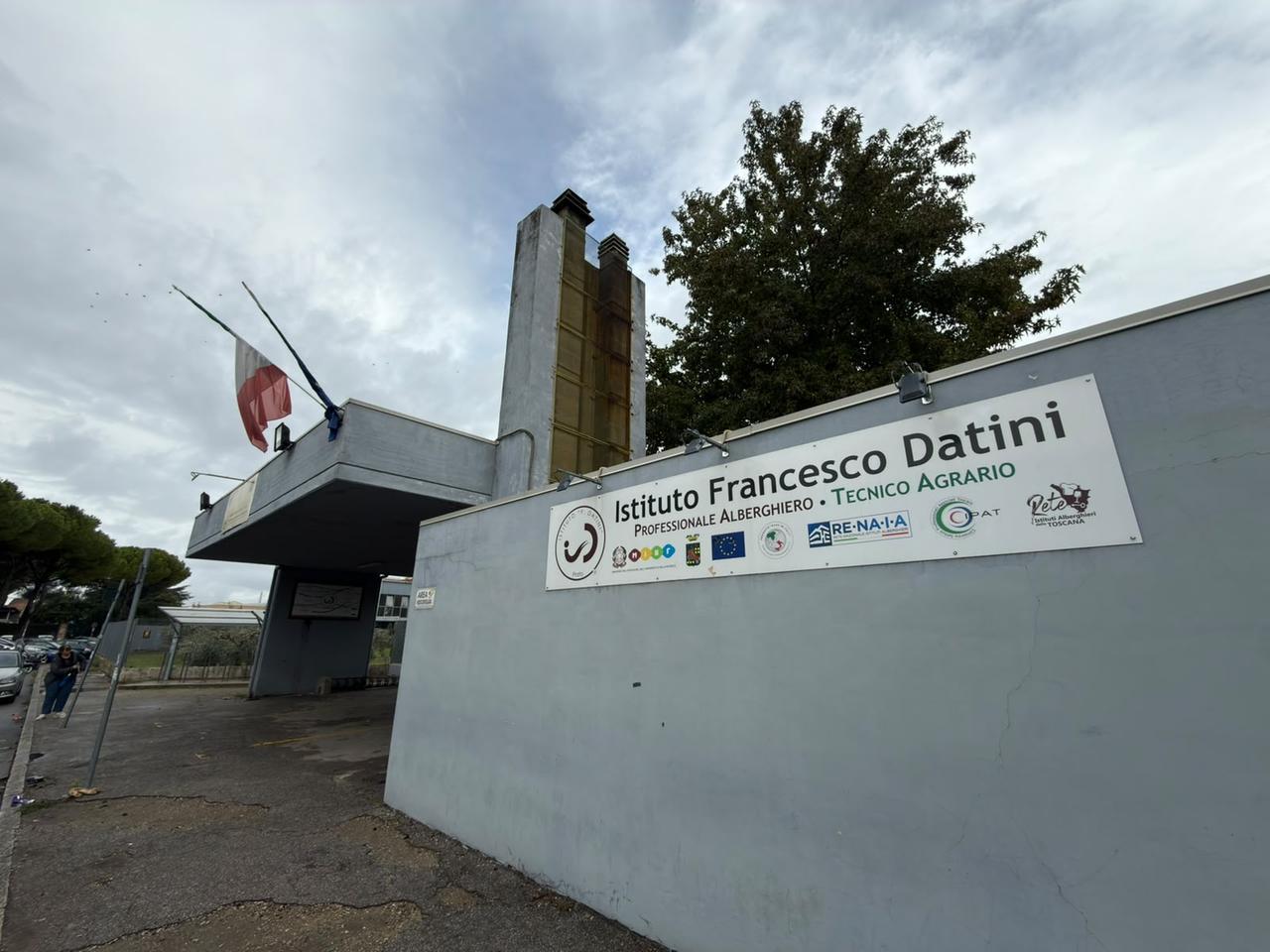 
	L'ingresso dell'Istituto Datini in via di Reggiana

