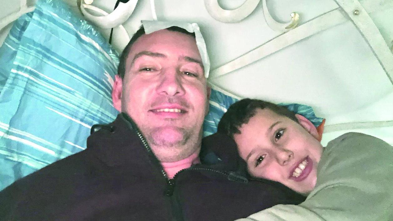 L'abbraccio tra padre e figlio