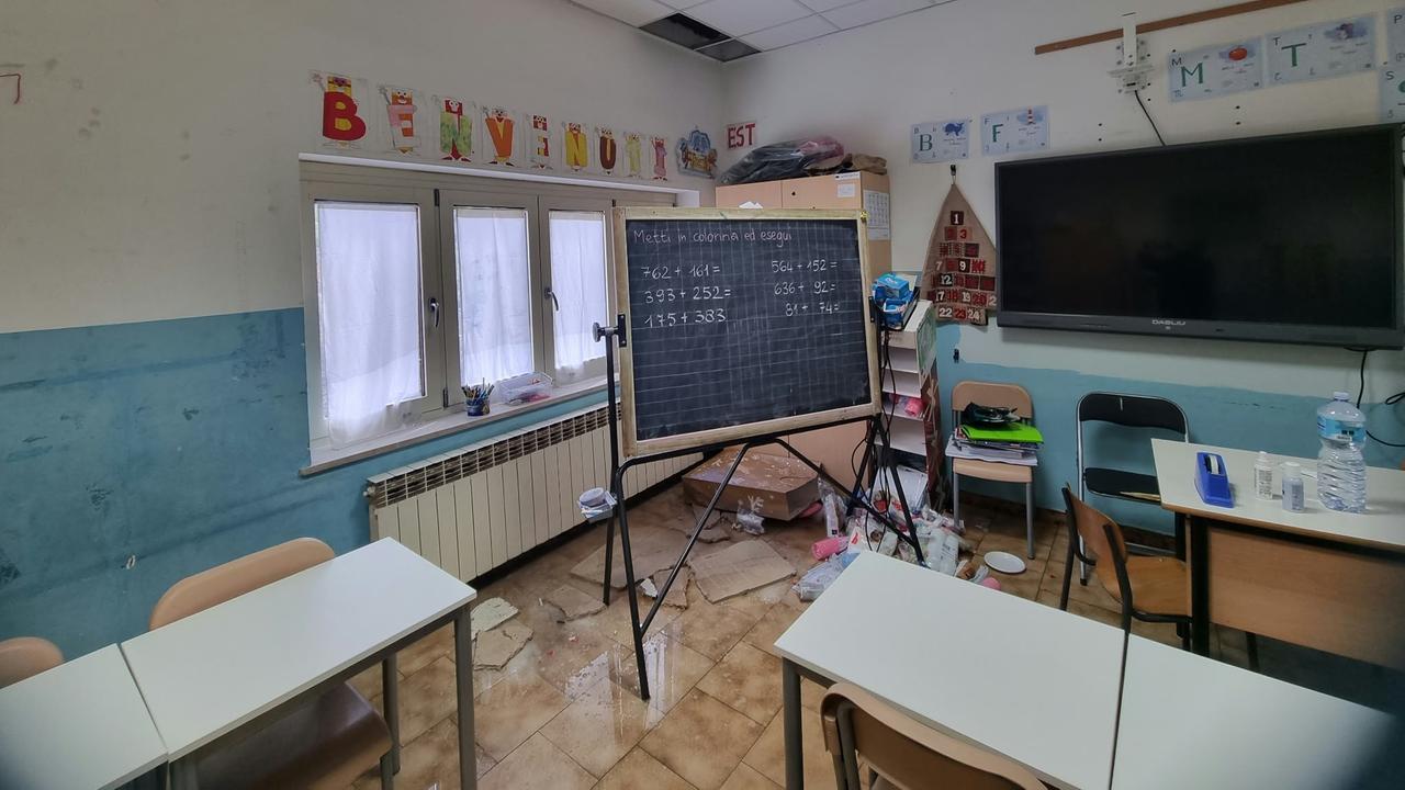 Sassari, crolla il controsoffitto nella scuola di Luna e Sole: bambini a casa