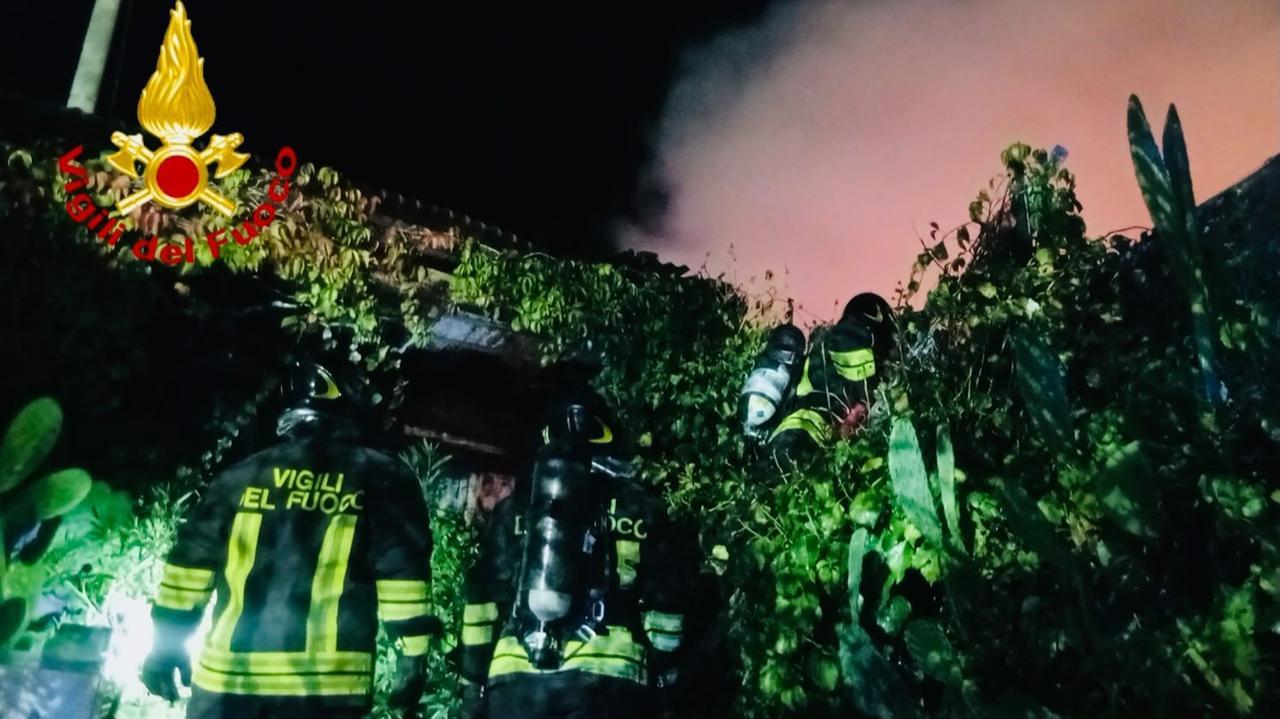 Olbia, il rogo in un magazzino minaccia un’abitazione: notte di lavoro per i vigili del fuoco