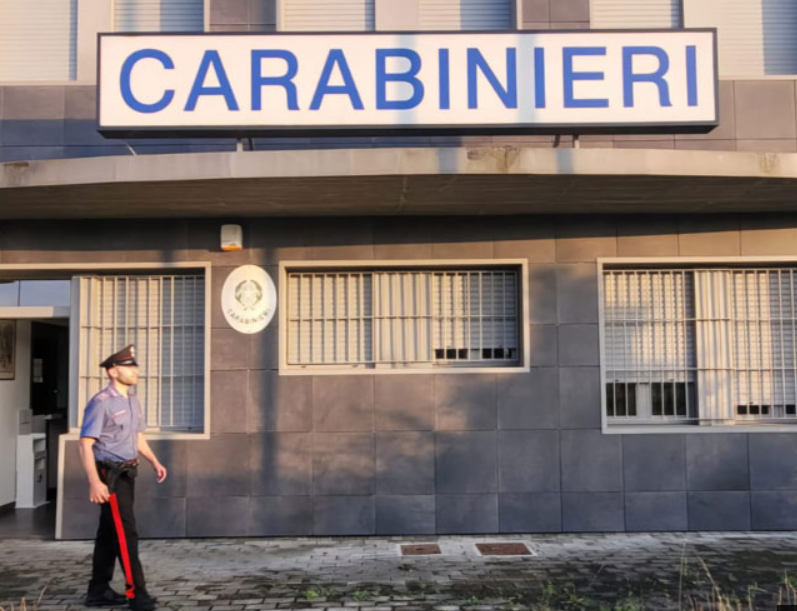 Lite per un pacco in negozio: corriere 22enne preso a pugni dal commerciante