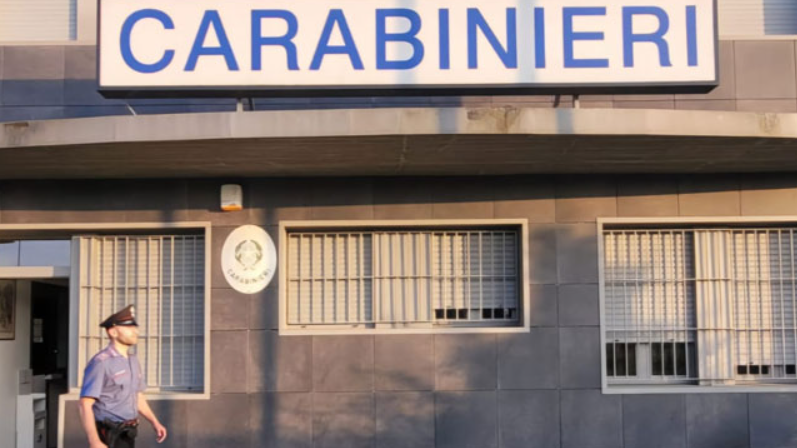 Lite per un pacco in negozio: corriere 22enne preso a pugni dal commerciante