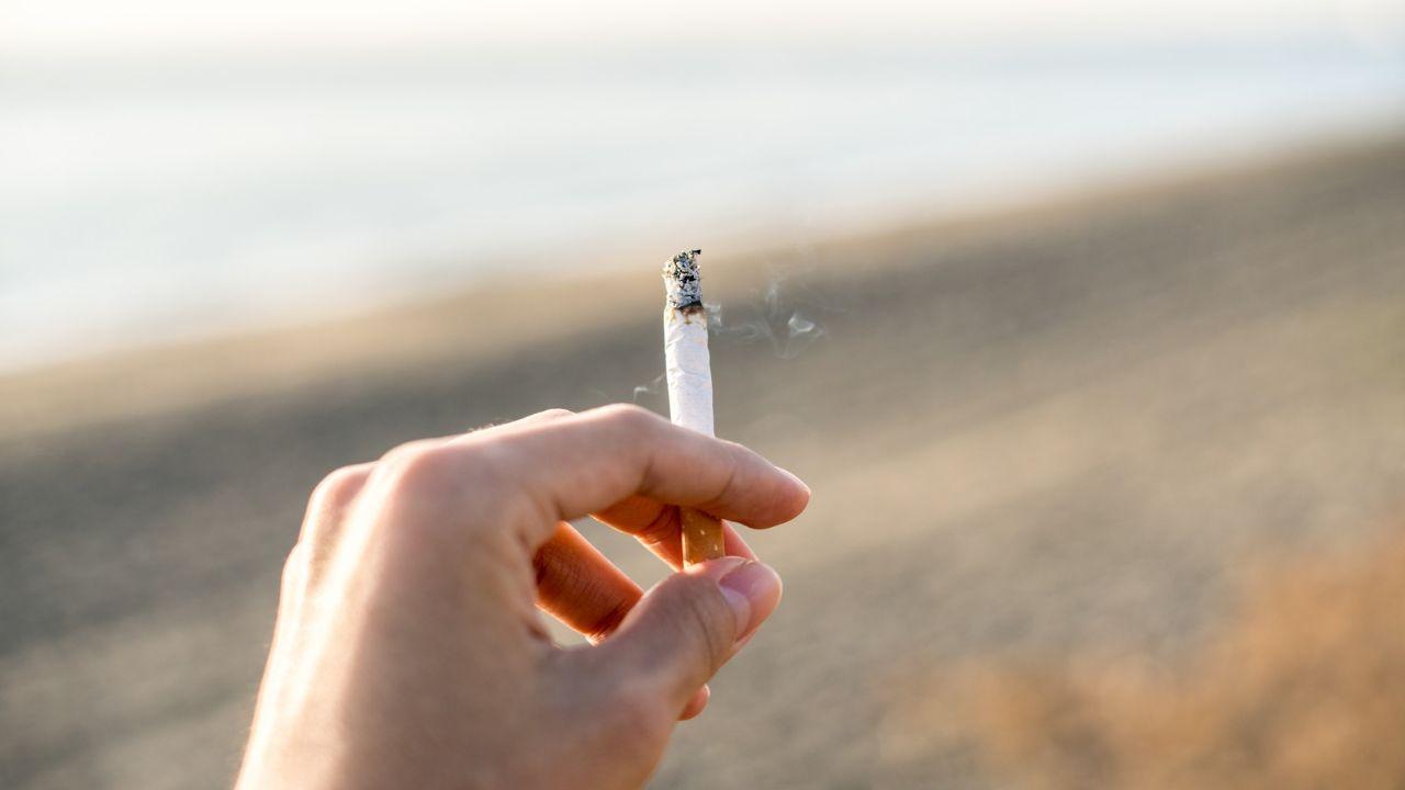 Rosignano, divieto di fumo sulle spiagge libere e negli stabilimenti: la novità per la prossima estate