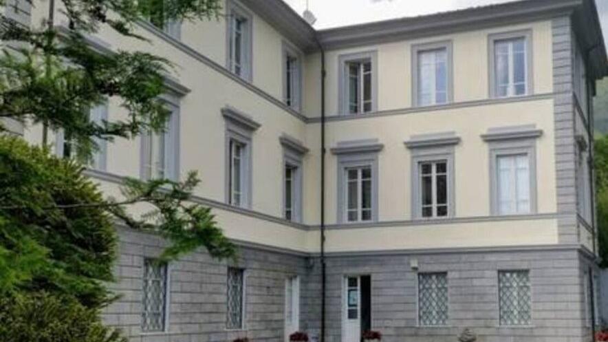 La storica Villa Schiff che ospita il municipio di Montignoso