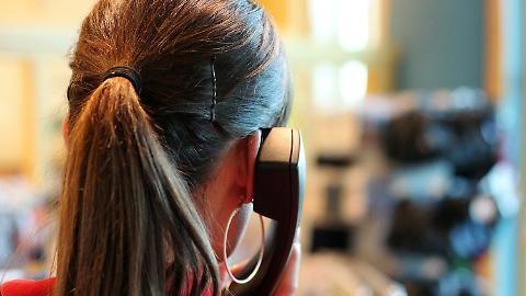 «Hai diritto allo sconto in bolletta perché sei nato nel 1974»: la nuova truffa telefonica punta sui cinquantenni