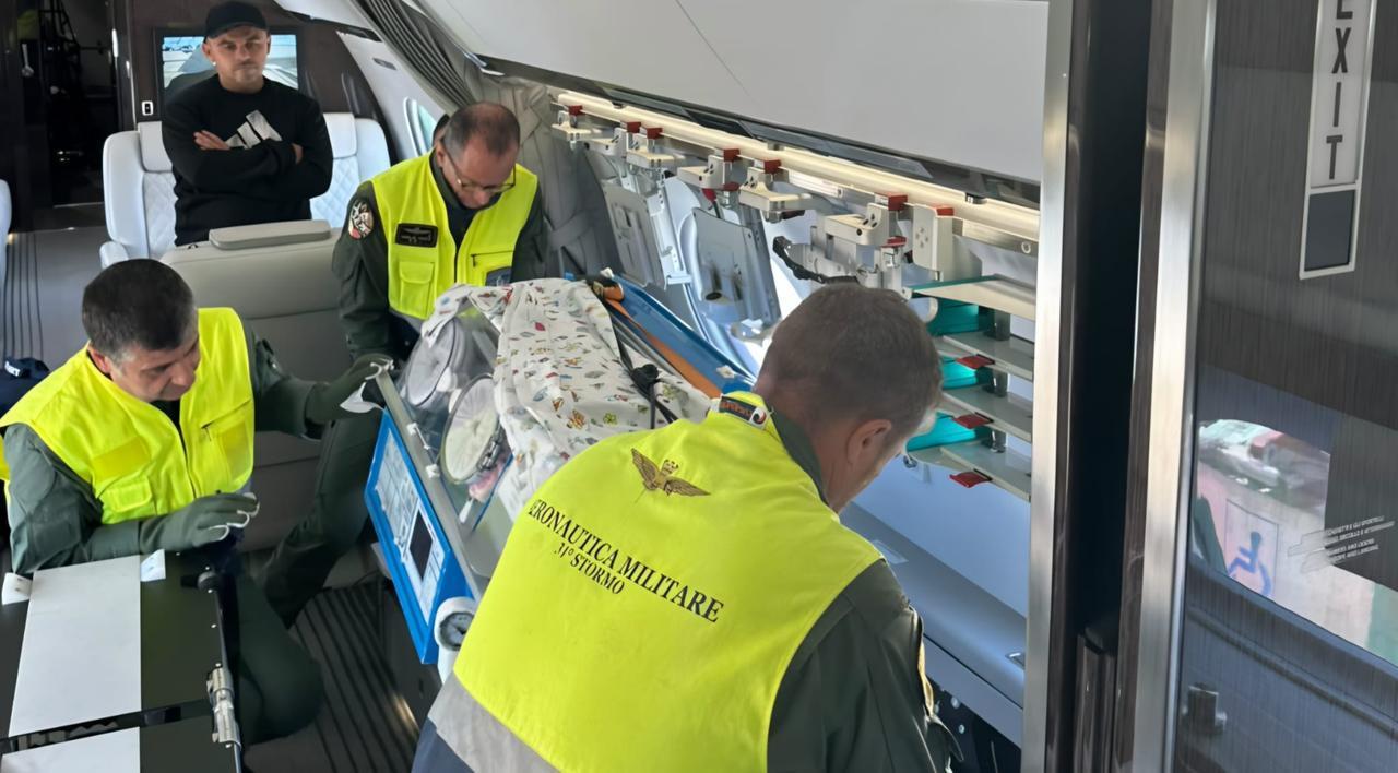Neonata in pericolo di vita, volo d’emergenza dalla Sardegna alla Lombardia