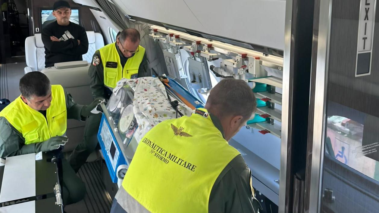 Neonata in pericolo di vita, volo d’emergenza dalla Sardegna alla Lombardia