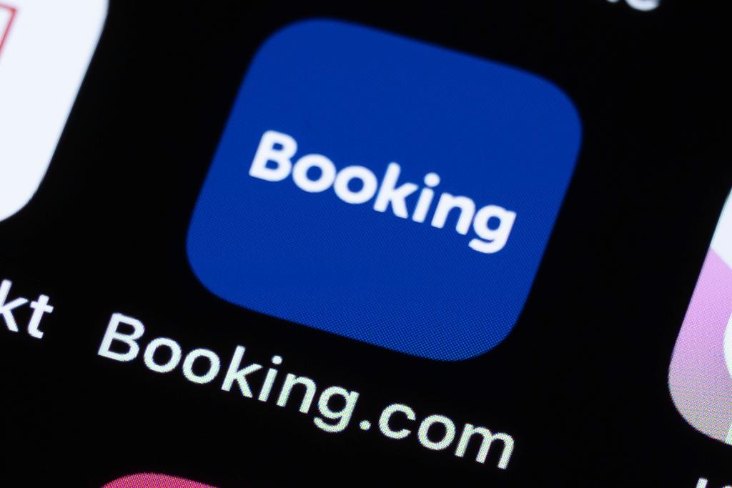 L’Ue apre un’indagine su Booking.com: sospetti su truffe e annunci sponsorizzati