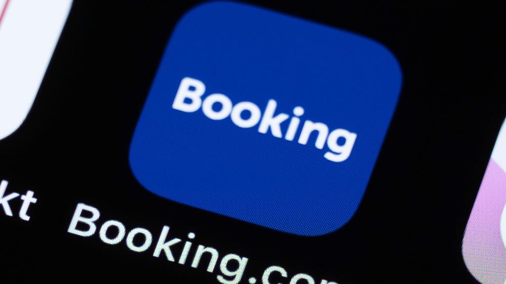 L’Ue apre un’indagine su Booking.com: sospetti su truffe e annunci sponsorizzati