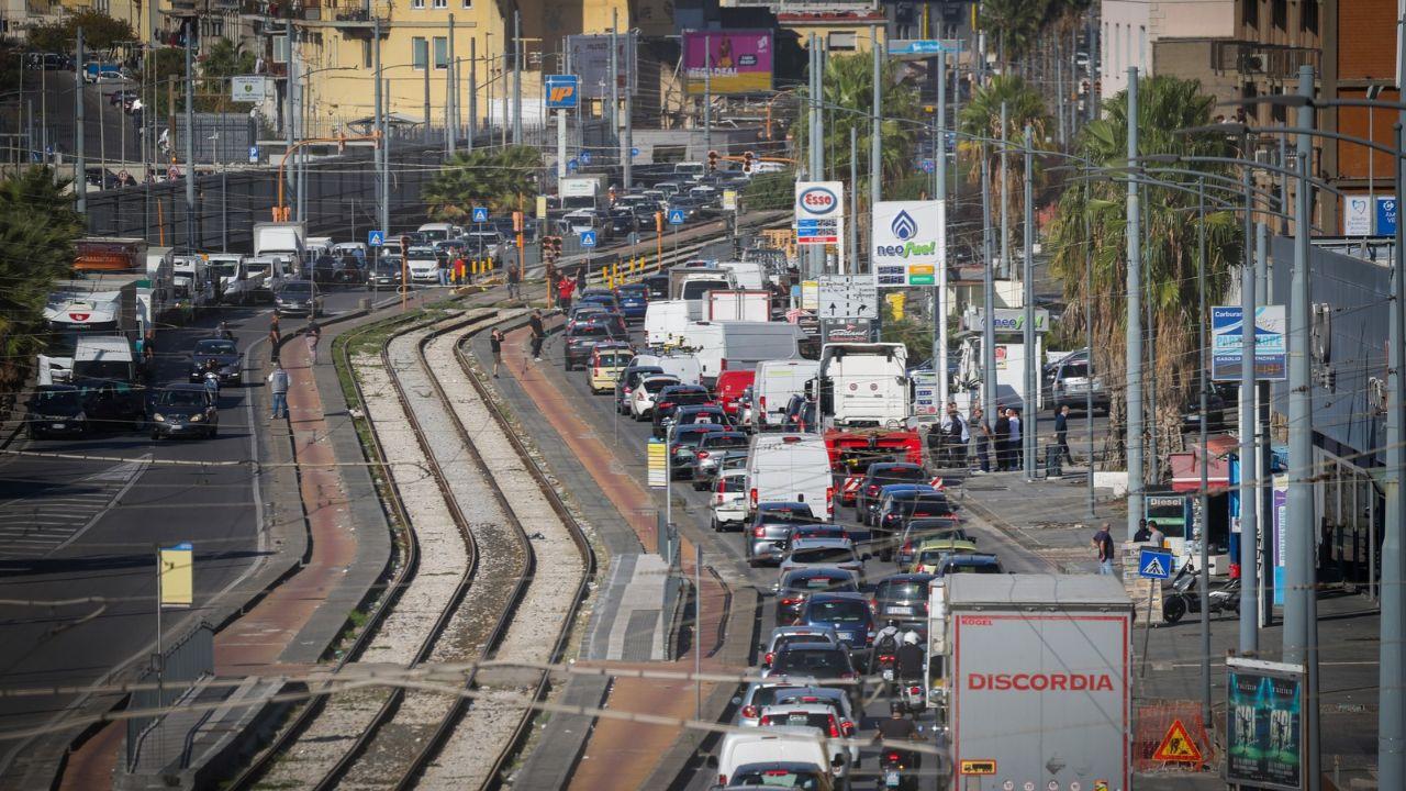 
	La protesta degli autotrasportatori a Napoli (foto Lapresse)


