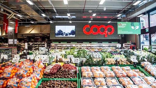Il reparto dell'ortofrutta di un supermercato Coop 