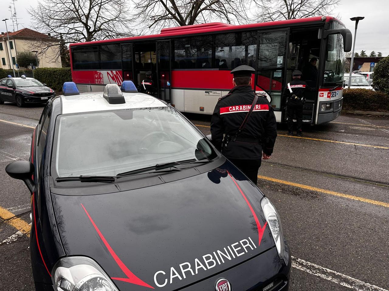 L’autobus non lo aspetta, lui lo blocca: dieci minuti di panico in circonvallazione a Reggio Emilia