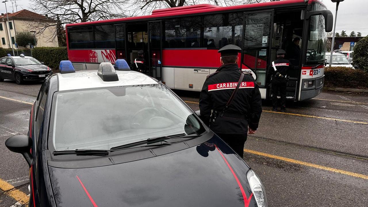 L’autobus non lo aspetta, lui lo blocca: dieci minuti di panico in circonvallazione a Reggio Emilia